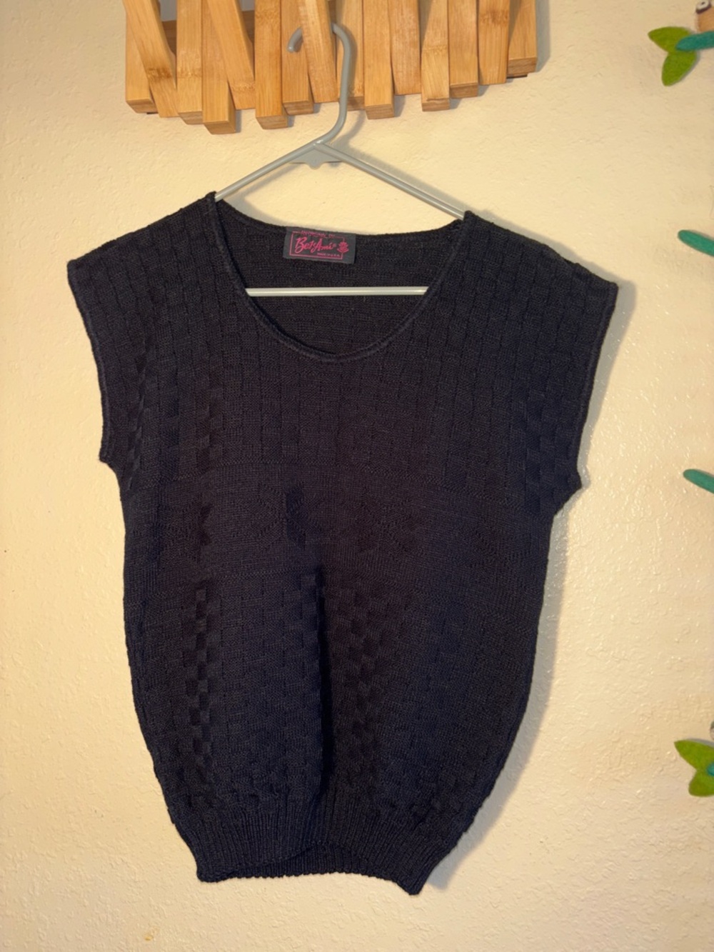 EUC VINTAGE Bel Ami black knit sleeveless sweater Blouse features a d
